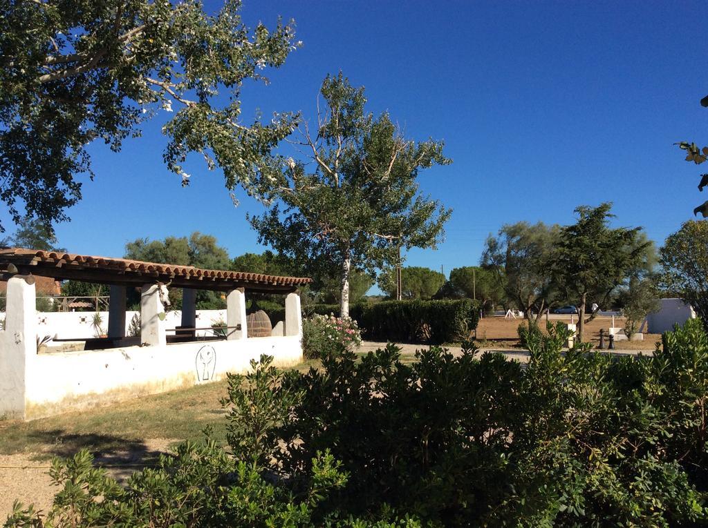 Terre De Boheme Hotel Vestric-et-Candiac Bagian luar foto